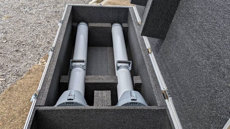 Flight case avec mousse découpée sur mesure calant du matériel sensible