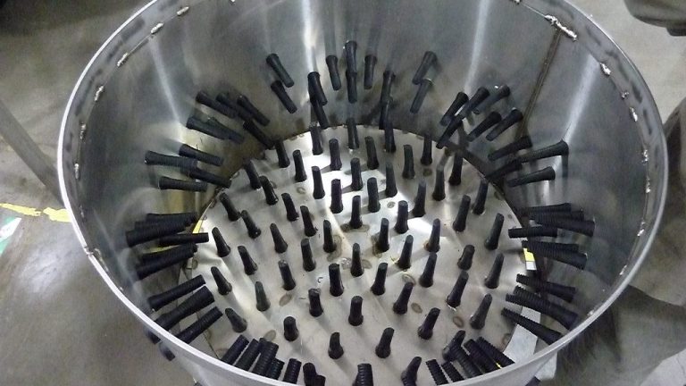Cuve inox de plumeuse à volaille avec doigts en caoutchouc souple