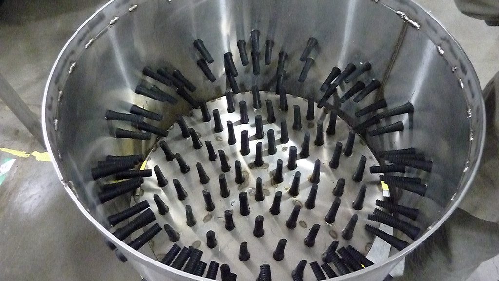 Cuve inox de plumeuse à volaille avec doigts en caoutchouc souple
